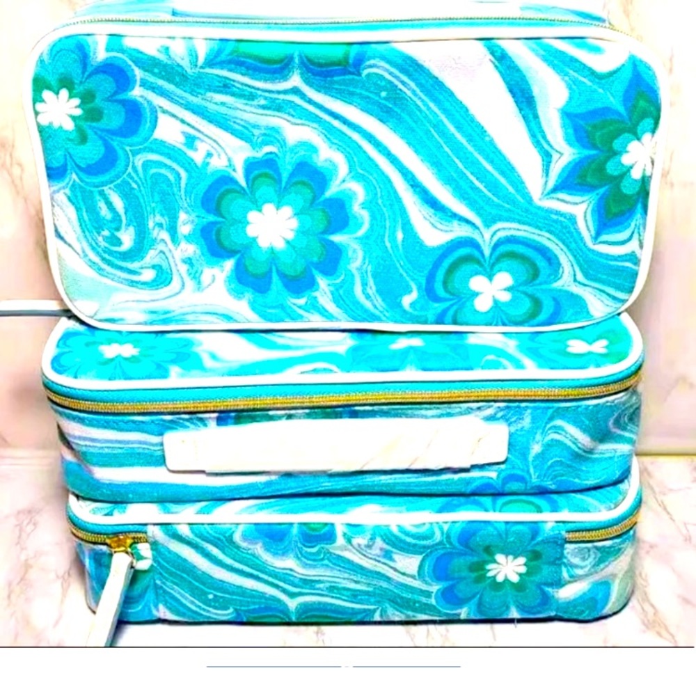 3 Estée Lauder travel organizers